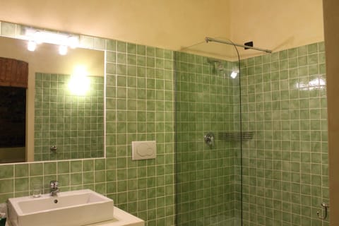 Double Room | Bathroom | Shower, free toiletries, hair dryer, bidet