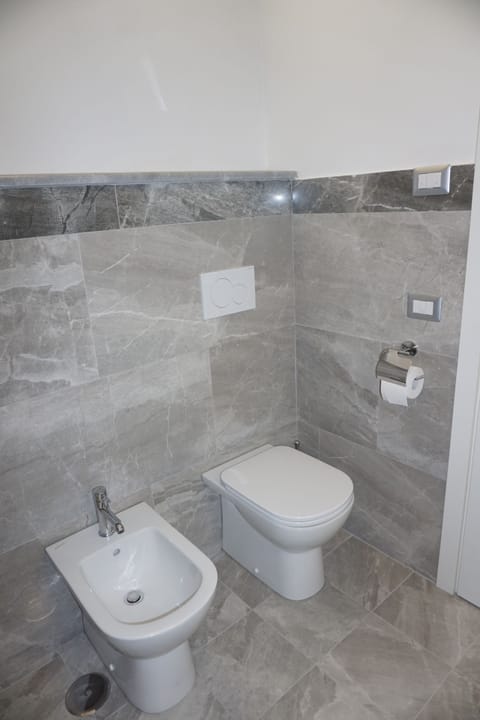 Deluxe Triple Room | Bathroom | Shower, rainfall showerhead, hair dryer, bidet