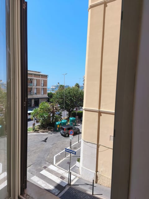 Double Room | Egyptian cotton sheets, down comforters, desk, free WiFi