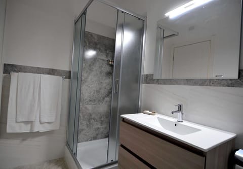 Deluxe Triple Room | Bathroom | Shower, rainfall showerhead, hair dryer, bidet
