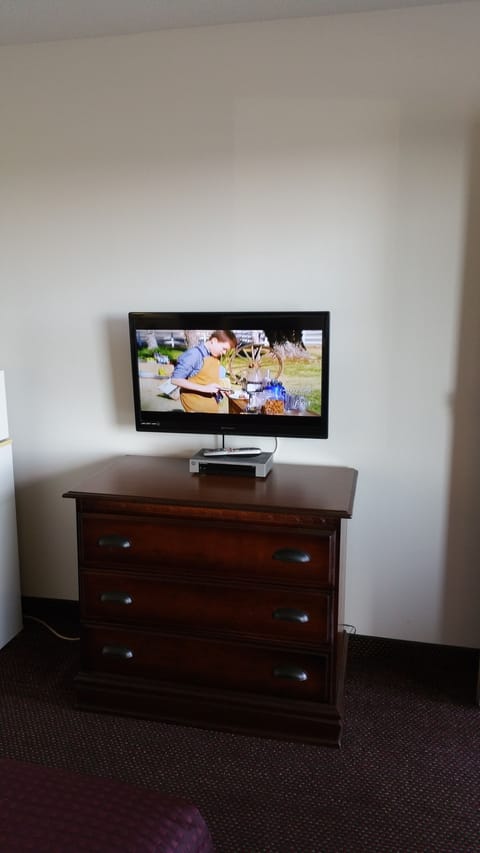 Standard Room, 1 King Bed, Non Smoking | Desk, blackout drapes, soundproofing, iron/ironing board