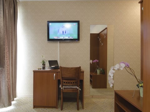 Double Room | Living area | 32-inch LED TV with cable channels, TV, toys