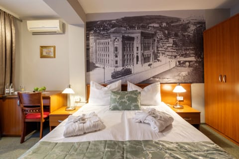 Double Room | Premium bedding, desk, soundproofing, free WiFi