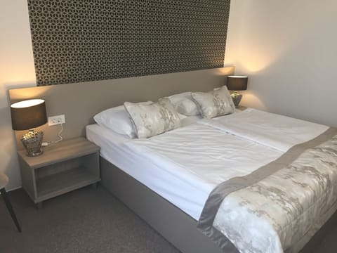 Double Room | Desk, free WiFi, bed sheets