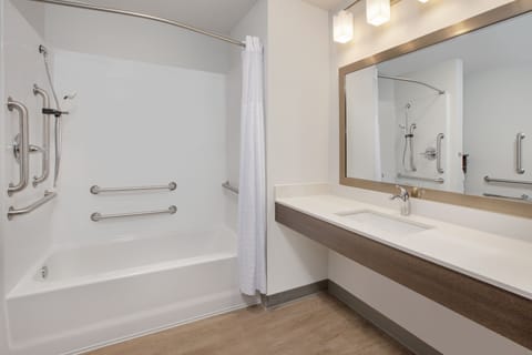 Combined shower/tub, free toiletries, towels