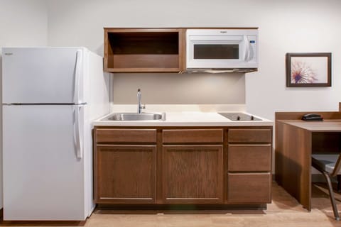 Full-size fridge, microwave, stovetop