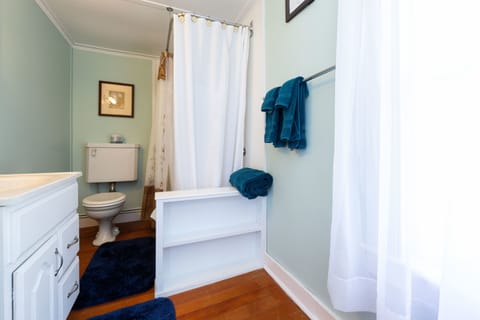 Otter Cliffs Suite | Bathroom | Free toiletries, hair dryer, bathrobes, towels