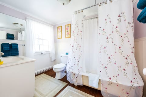 Hulls Cove Room | Bathroom | Free toiletries, hair dryer, bathrobes, towels