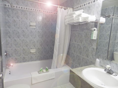 Combined shower/tub, hair dryer, towels