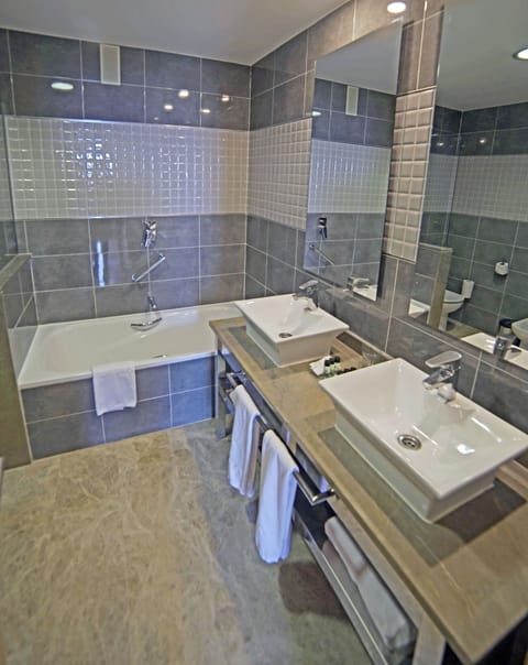 Combined shower/tub, eco-friendly toiletries, hair dryer, towels