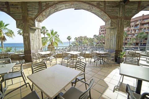 3 restaurants, breakfast served