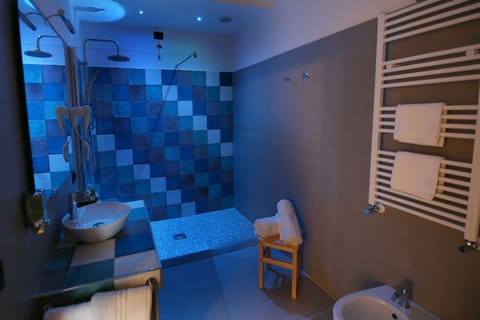 Superior Quadruple Room (Orchidea) | Bathroom | Shower, rainfall showerhead, free toiletries, hair dryer