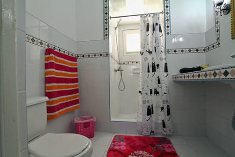 Comfort Apartment, Multiple Beds, Non Smoking | Bathroom | Shower, towels