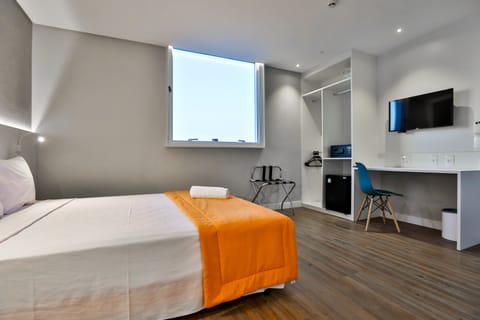 Standard Room, 1 Queen Bed, Accessible | In-room safe, individually furnished, desk, laptop workspace