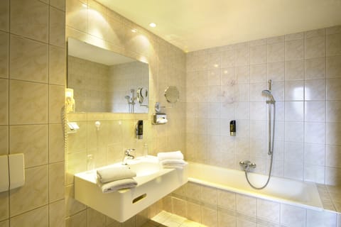 Double Room | Bathroom | Free toiletries, hair dryer, bathrobes, towels