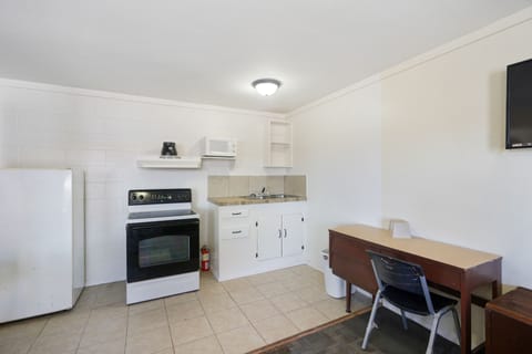 Room, 2 Double Beds, Kitchenette | Private kitchenette | Microwave