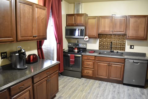 Deluxe Suite, 1 Bedroom, Non Smoking, Kitchen | Private kitchen | Full-size fridge, microwave, oven, stovetop