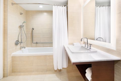 Room, 1 King Bed, Non Smoking ((Low Floor)) | Bathroom | Separate tub and shower, deep soaking tub, free toiletries, hair dryer