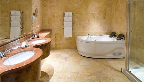 Separate tub and shower, free toiletries, hair dryer