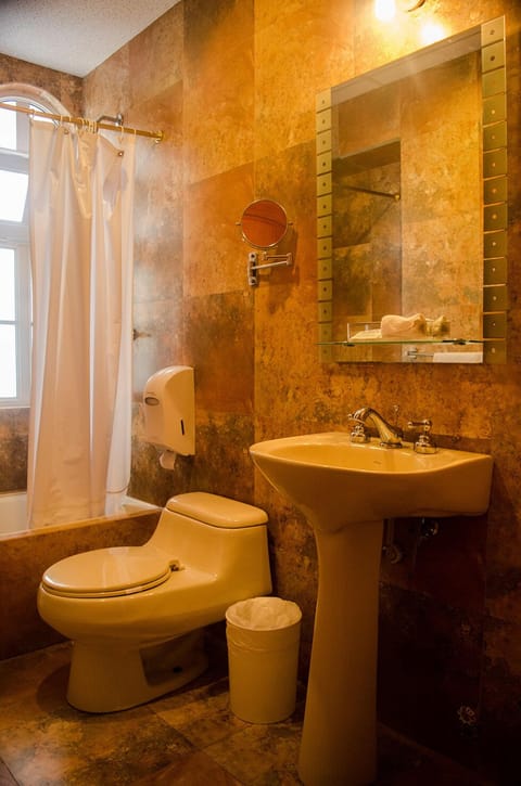 Standard Double Room | Bathroom | Combined shower/tub, free toiletries, hair dryer, towels