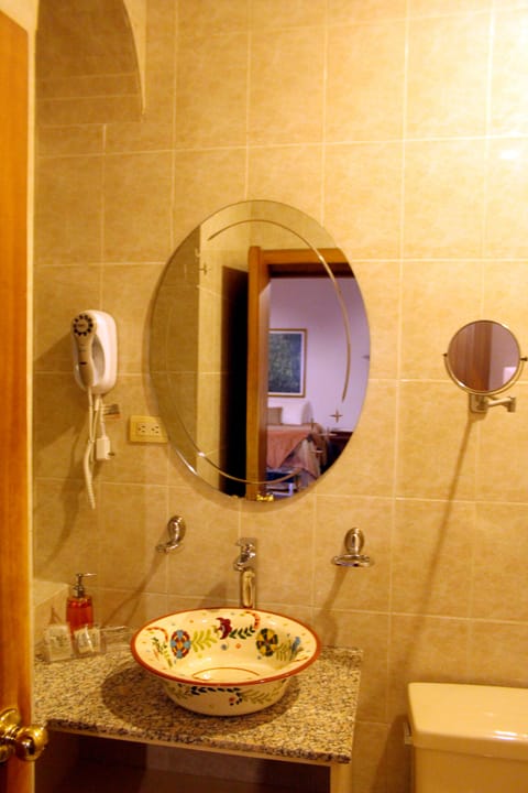 Standard Studio Suite | Bathroom | Combined shower/tub, free toiletries, hair dryer, towels