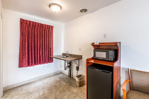 Single Room, 1 Queen Bed, Non Smoking | Living area | 20-inch TV with cable channels