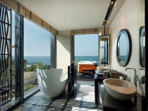 Harmony 3-Bedroom Oceanfront Presidential Suite | Bathroom | Separate tub and shower, designer toiletries, hair dryer, bathrobes