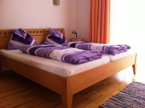 Hypo-allergenic bedding, in-room safe, blackout drapes