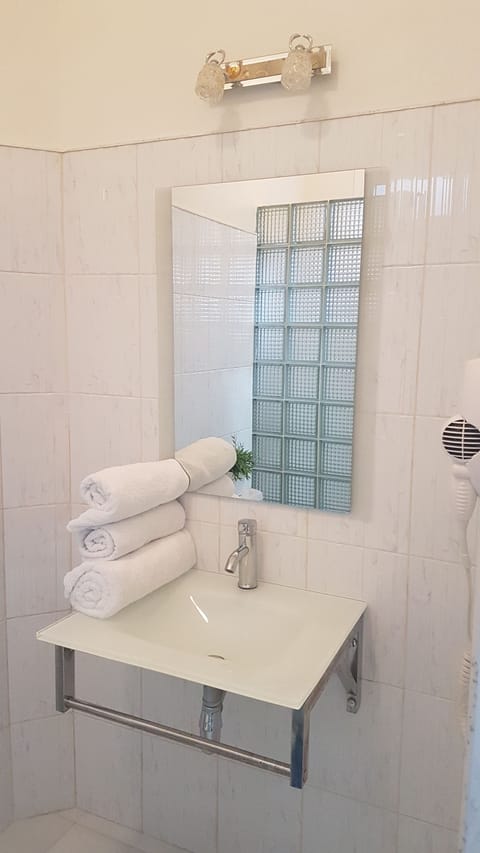 Comfort Apartment, Multiple Beds, Smoking | Bathroom | Shower, free toiletries, hair dryer, towels