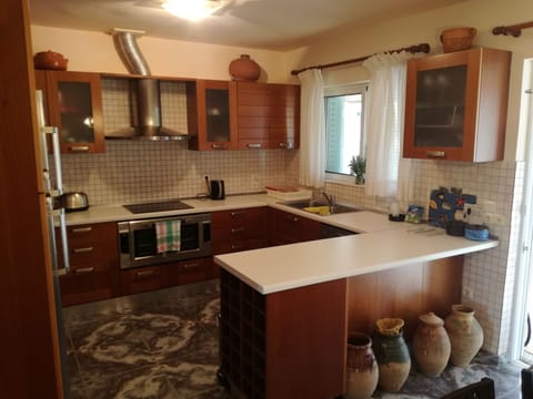 Villa, 4 Bedrooms | Private kitchen | Fridge, microwave, oven, stovetop