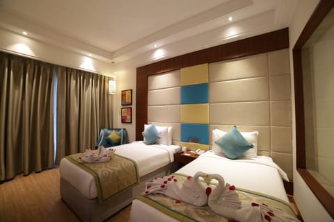 Executive Double Room, 1 King Bed, Non Smoking | Minibar, in-room safe, desk, soundproofing