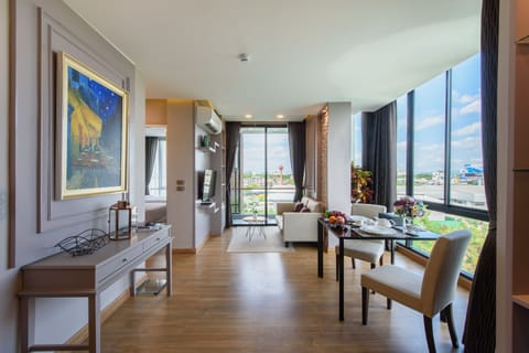 Parc Pool View Suite  | Living room | Smart TV