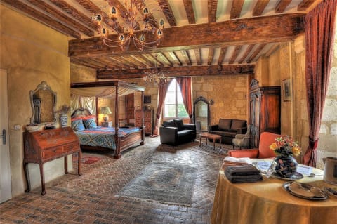 Deluxe Suite, 1 Queen Bed | 1 bedroom, individually decorated, individually furnished, desk