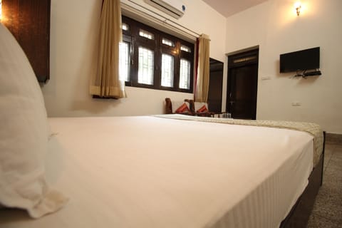 Deluxe King Ac Room | Blackout drapes, free WiFi, bed sheets