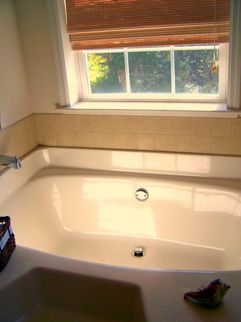 Deluxe Room (Light House) | Deep soaking bathtub