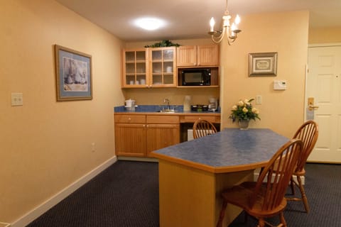 Deluxe Suite, 1 Bedroom | Private kitchenette | Coffee/tea maker