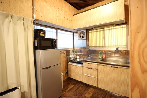 Room | Private kitchenette | Fridge, microwave, stovetop, electric kettle