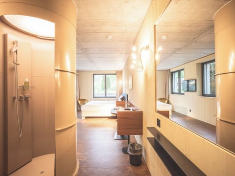 Lodge Doppelzimmer | Bathroom | Hair dryer, towels, soap, toilet paper