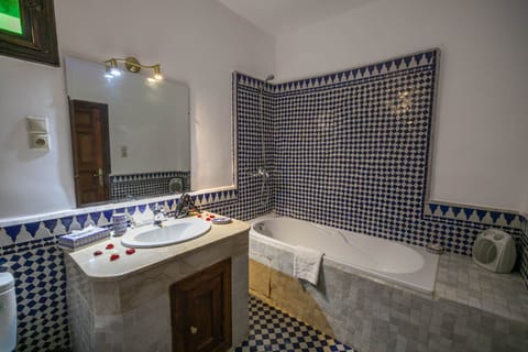 Royal Suite (Meknes) | Bathroom | Free toiletries, hair dryer, bathrobes, towels