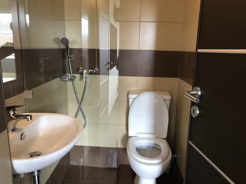 Double Room, Balcony | Bathroom | Shower, towels