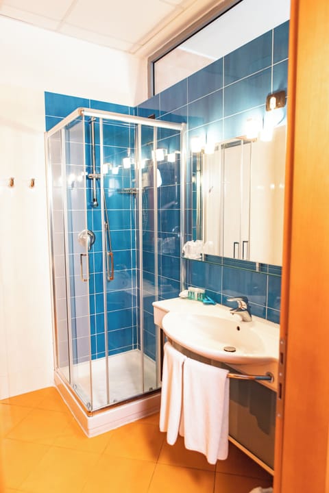 Double Room Single Use, Sea View | Bathroom | Shower, free toiletries, hair dryer, slippers