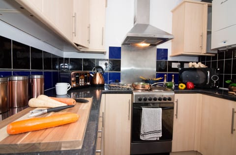 Apartment, 3 Bedrooms, Non Smoking | Private kitchen | Full-size fridge, microwave, oven, stovetop