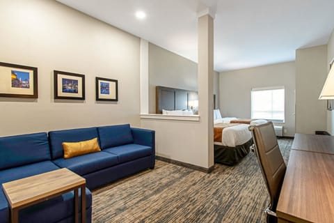 Suite 2 Queens Non Smoking 1 person Sofabed | Premium bedding, pillowtop beds, desk, laptop workspace