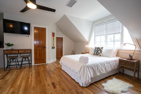 Smith's Crescendo | 1 bedroom, premium bedding, down comforters, individually decorated