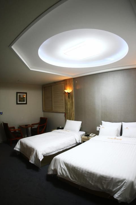 Deluxe Twin Room | Desk, soundproofing, free WiFi, bed sheets