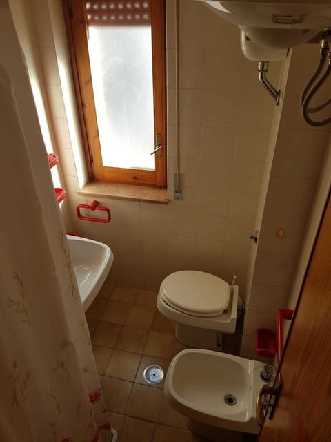 Apartment, 2 Bedrooms | Bathroom | Shower, bidet, towels