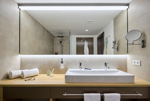 Suite | Bathroom | Free toiletries, hair dryer, bathrobes, slippers