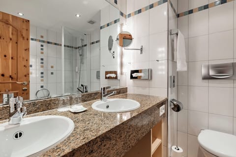 Superior Double Room, Balcony | Bathroom | Hair dryer, bathrobes, towels, soap