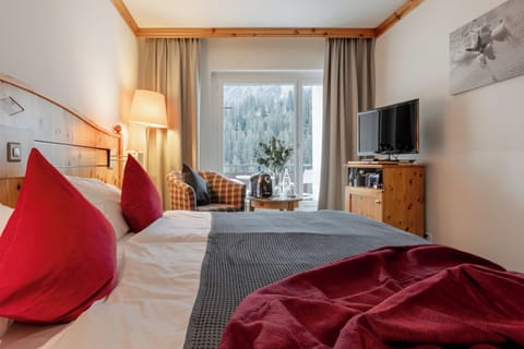 Deluxe Double Room | Minibar, in-room safe, blackout drapes, iron/ironing board
