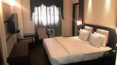 Deluxe Double Room, 1 King Bed | 1 bedroom, in-room safe, desk, soundproofing